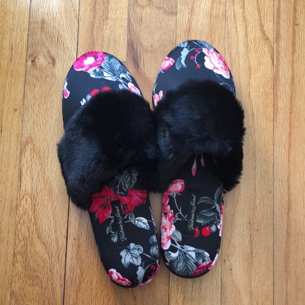 NWT Victoria Secret Satin slippers/travel pouch